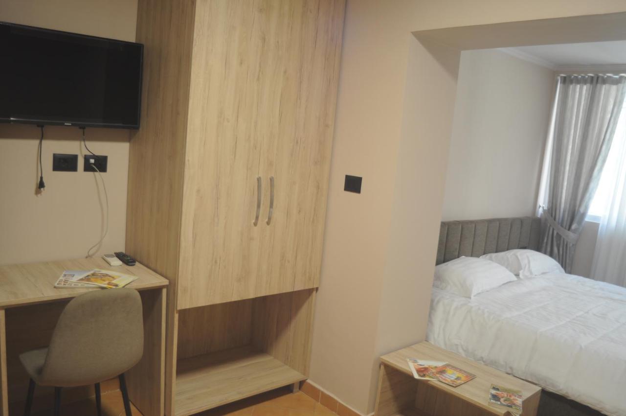 Bliri Myslym Shyri Apartamento Tirana Exterior foto