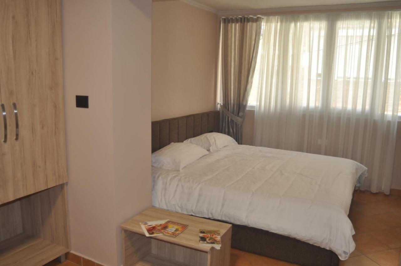 Bliri Myslym Shyri Apartamento Tirana Exterior foto